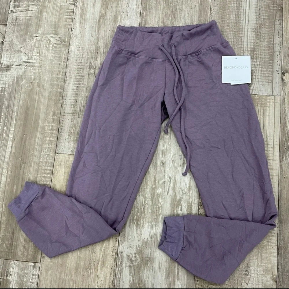 Beyond Yoga Sweatshirt Top & Jogger Bottom Set Wildo Purple XS nwt - Picture 3 of 4